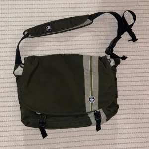 Crumpler Messenger bag  - Jättecool vintage crumpler Messenger väska! Den kan användas som vanligt men har också ett spänne så att den kan spännas fast på ryggen likt en ryggsäck! Jättebra skick! Bara skriva och fråga om mått eller fler bilder.