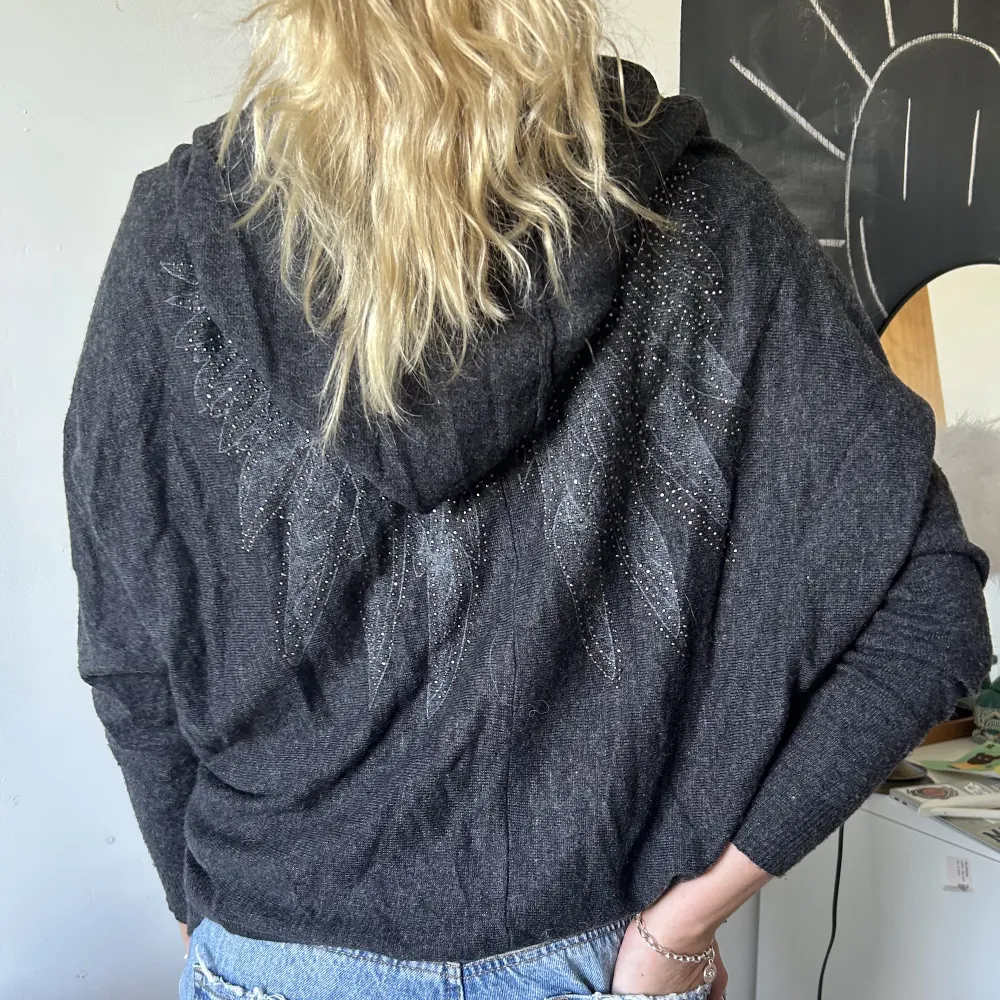 Super cool och mysig stickad zip hoodie med häftigt tryck på ryggen! Köpt på sellpy och super fint skick!💕. Tröjor & Koftor.