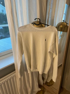 Gosig stickad till hösten! - Asgossig o snygg tröja till hösten från ralph lauren i strl m! Men väldigt liten m så skulle säga S typ. Orginalpris: 1000:- , mitt pris: 600kr! Nyskick ❤️