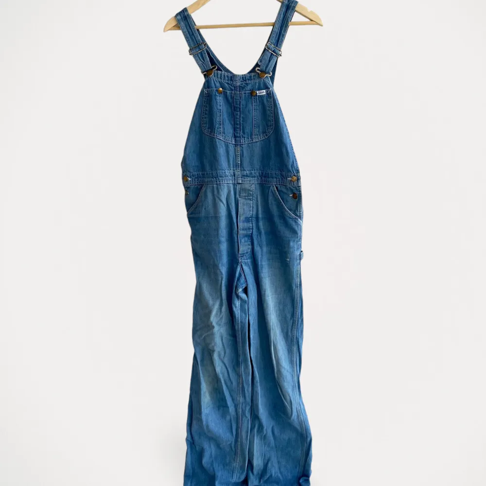 Jumpsuit från Lee.  Storlek: L Material: Cotton Anmärkning: Fläck. Snyggt sliten.. Jeans & Byxor.