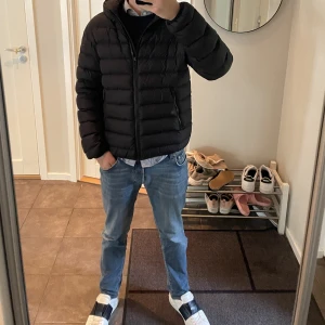 Colmar vinterjacka - Säljer min colmar vinterjacka som är använd en halv vinter. Jättefint skick och perfekt till kallare höstdagar och vinter🍾 priset är inte hugget i sten   Nypris:4500kr 