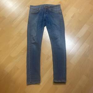 Ett par snygga dondup jeans som är relativt slitna
