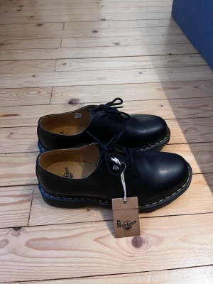 Dr martens 1461  - !!Helt oanvända!! Lappen sitter fortfarande kvar och boxen finns. 