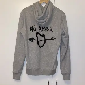 Mira Paris hoodie med broderat tryck på ryggen🤍 Storlek S🤍 använd en gång! Nypris 2000kr