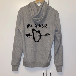 Mira Paris hoodie - Mira Paris hoodie med broderat tryck på ryggen🤍 Storlek S🤍 använd en gång! Nypris 2000kr