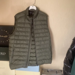 Everest Väst - Bra skick på västen. Ingen skada och är så gott som ny. Nypris 600kr