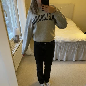 Sweatshirt  - Grå sweatshirt från Gina tricot.