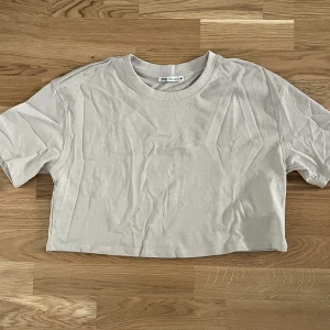 Beige topp  - En beige topp från zara som är kortare i modellen. Den är i storlek S💓 Endast använd en gång. Kontakta mig för mer information.