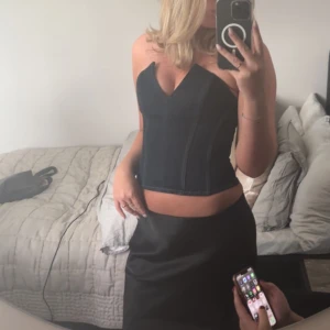 Populär och snygg denimkorsett💙💙 - Säljer denna snygga korsett i denim från zara💙Jätte trendig och eftertraktad❤️Perfekta festtoppen nu i höst😊Helt slutsåld så passa på! Endast använd vid 1 tillfälle, därav i nyskick. (Bilder från min kompis)💙Köpt för 399 kr