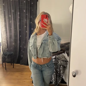 Jeansjacka  - Skit snygg blå jeans jacka, har älskat sen jag köpte den men har nu köpt flera nya och får inte plats! 