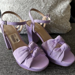 Klackskor lila - Lila klackskor med 10cm klack. Aldrig använda och köptes för 599kr, men lägger ut för 250, är öppen för prisförslag!