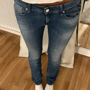 Däljer mina skitsnygga lågmidjade Replay jeans med fina fickor då jag redan har massa som ser lika dana ut!🩷innerbenslängden är 85, kolla gärna in min profil för flera snygga jeans!