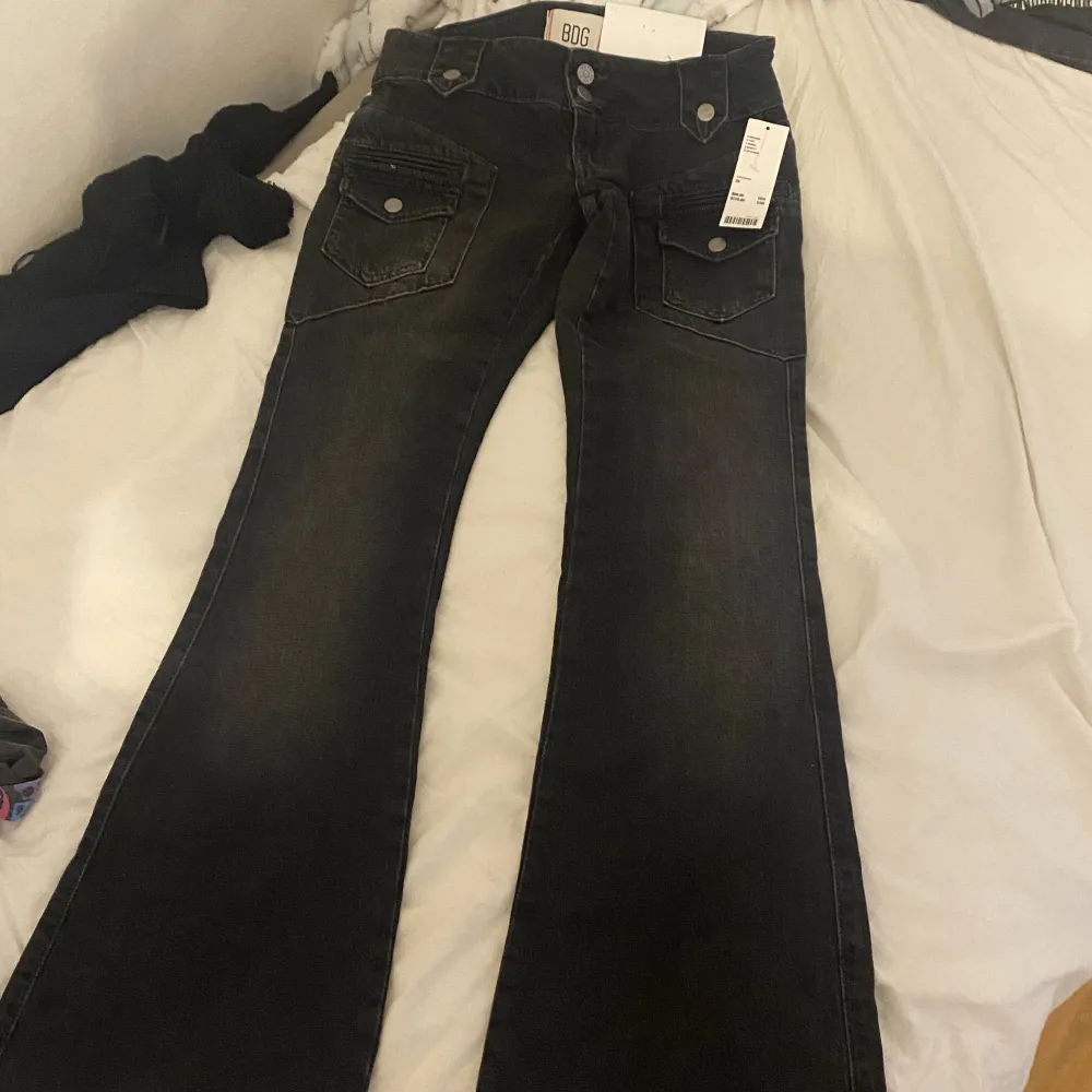 Mörkt grå /svarta jeans från bdg. Helt nya med prislapp, dem är köpt i USA. Flared jeans. Priset går att diskutera.  . Jeans & Byxor.