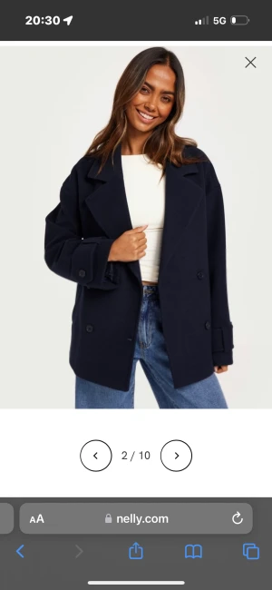 Kort kappa  - Säljer nu min kappa från Nelly i storlek XS den har aldrig blivit använd och prislapparna sitter kvar! Säljer då den är för stor för mig. Den är helt slutsåld på deras hemsida💞