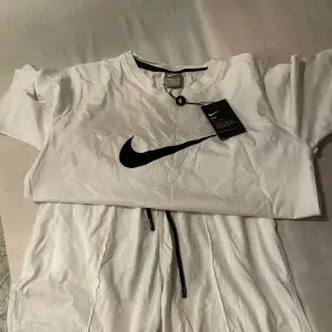 Helt ny Nike sett för 400kr. Själv köpte för 899kr.