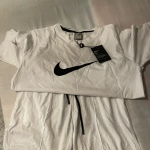 Nike  - Helt ny Nike sett för 400kr. Själv köpte för 899kr.