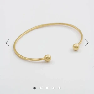 Armband Syster P - Guld armband från Syster P. Användt 1 gång, så i mycket bra skick🤍säljer då jag inte använder guldsmycken. Nypris:499kr Hör av er vid frågor!!