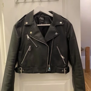 Zara bikerjacka - Bikerjacka från Zara. Knappt använd så mycket fint skick. Storlek S