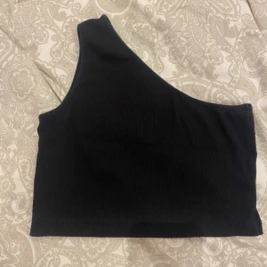 One shoulder  - Säljer denna jätte fina one shoulder tröjan från Even&odd då jag aldrig använt det🤍