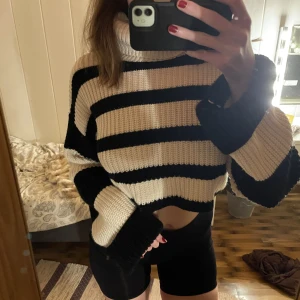 Stickad tröja  - Randig croppad stickad tröja ifrån Nelly, lång i ärmarna och skön i materialet . Använd fåtal gånger storlek M