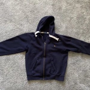 Ralph Lauren zip hoodie - 8,5/10 skick. Uppskattad storlek kille ca 155-160 cm lång. Säljer pga fel storlek.