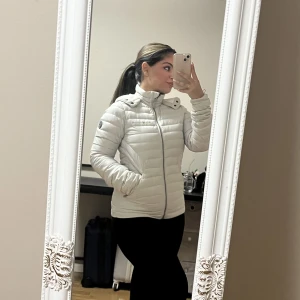 Sailracing dunjacka ☁️✨🧸🤍 - Storlek Xs anvönd 1-2 gånger den är som ny! Är väldigt varm då det är äkta dun ☺️☁️🧸🤍 