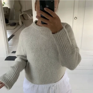 Stickad  - Stickad tröja från Zara, är storlek L men är mer som en XS/S 