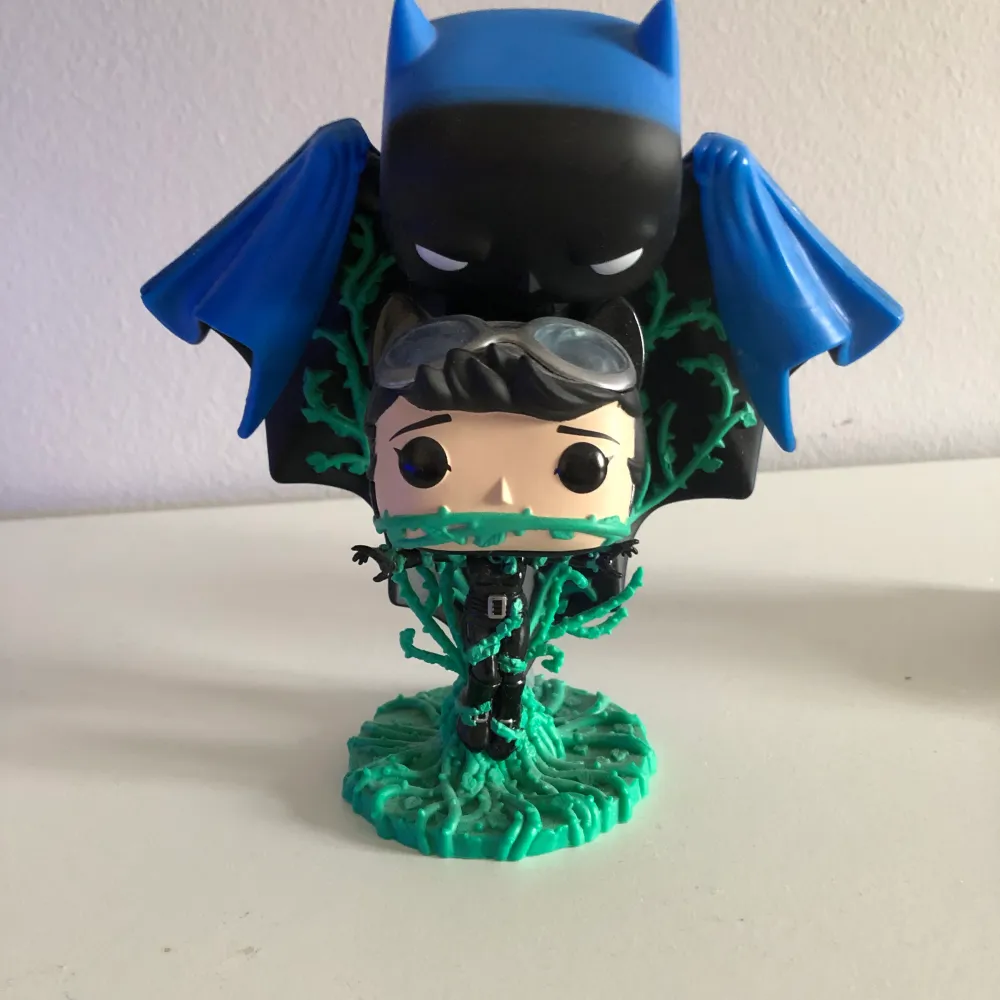 Som ny batman funko pop. Det är en exklusiv utgåva. Har tyvärr slängt kartongen till den så endast figuren tillkommer. Skriv vid filer frågor . Accessoarer.