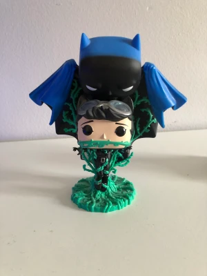 Batman funko pop - Som ny batman funko pop. Det är en exklusiv utgåva. Har tyvärr slängt kartongen till den så endast figuren tillkommer. Skriv vid filer frågor 