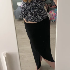 lågmidjad kjol💋💋 - säljer denna fina kjol pågrund av att jag har för många svarta långkjolar.. skitsnygg och passar till allt! 