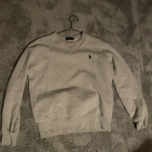 Ralph lauren tröja - Säljer min ralph lauren tröja som inte har några skador och är i bra skick S