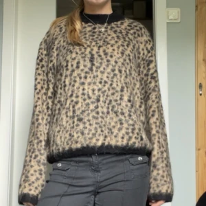 Stickad tröja  - Super söt stickad tröja i leopard från Other Stories 