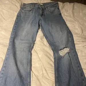 Säljer mina jeans pågrund av att dem inte kommer till användning, dem är helt i nyskick aldrig använt. Skriv om du undar något eller vill ha fler bilder!💓