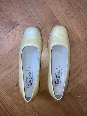 Retro klacksko  - Vintage klacksko i 60-talssnitt. Endast provad inomhus. Ca storlek 38.