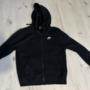 Nike kofta - En snygg kofta i storlek medium.