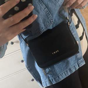 Jättefin väska i svart från Dkny. Precis lagom storlek för mobil, nycklar, plånbok och lite annat bra o ha. ☺️Jättefint skick utan anmärkningar. 