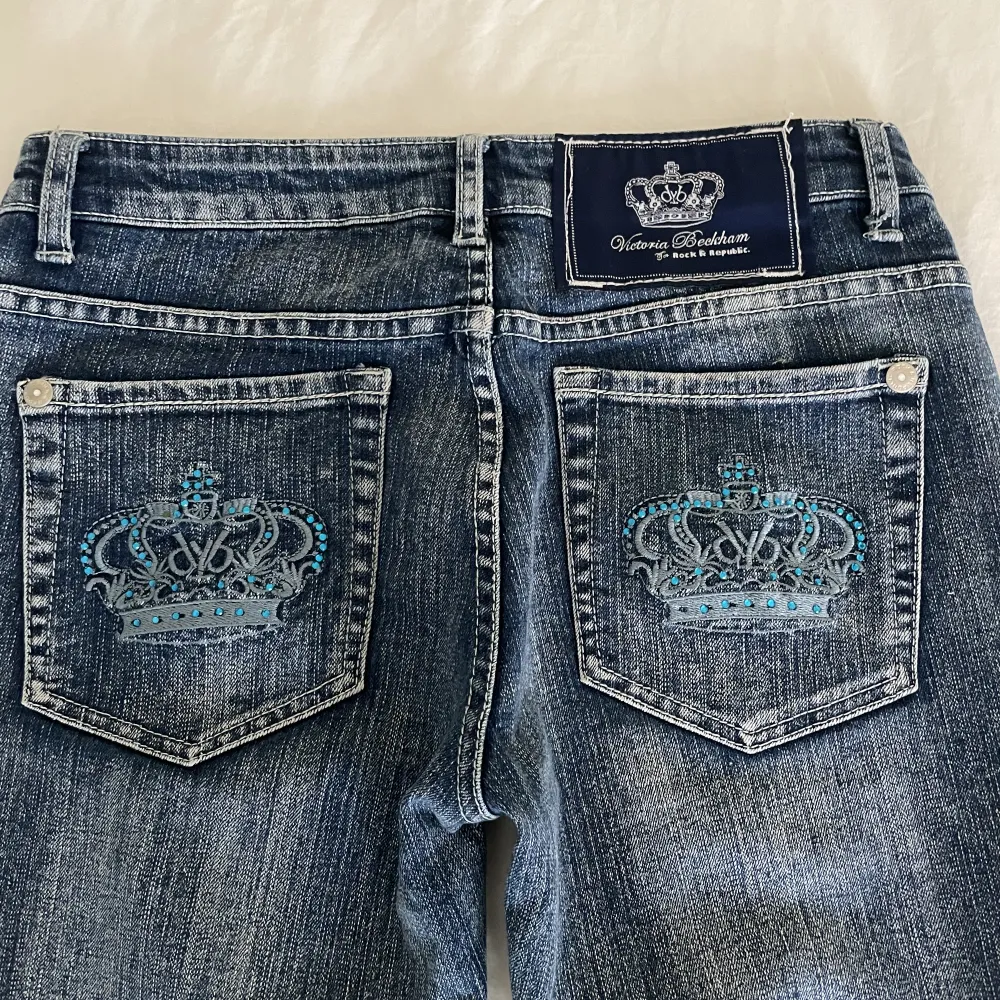 ett par jättefina Victoria Beckham jeans med bra skick men har tappat några diamanter men syns knappt. Några små hål i insidan av byxorna i midjan men pårverkar inte något av utsidan alls. Dem är korta i storleken så passar dem som är mellan 155-160 cm.🩷. Jeans & Byxor.