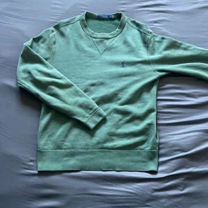 Ralph lauren sweatshirt - Ralph lauren sweatshirt i riktigt bra skick  Tröjan är i storlek S men passar bra som M också. Köpte den på stenströms i Helsingborg. 