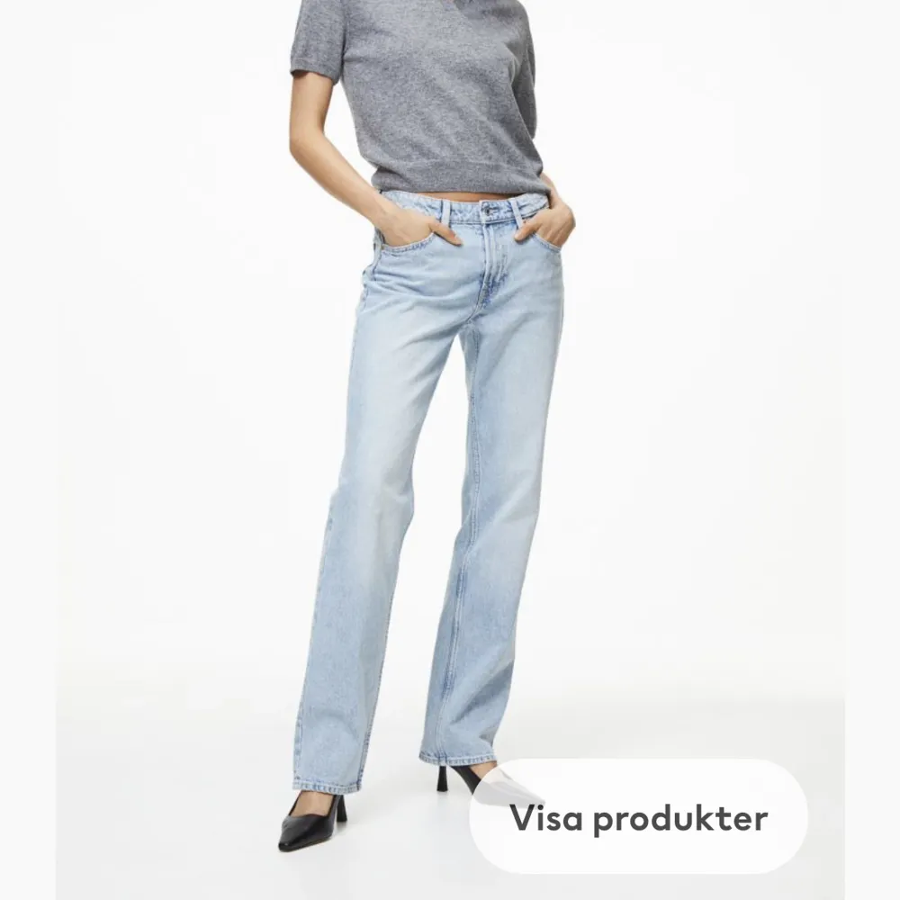 Säljer dessa trendiga jeans från H&M i modellen straight regular jeans. Beställde hem dem och prövade och har tappat bort returetiketten så kan ej lämna tillbaks, alltså aldrig använda. Skitfina men köpte ett par andra så säljer dessa🩷. Jeans & Byxor.