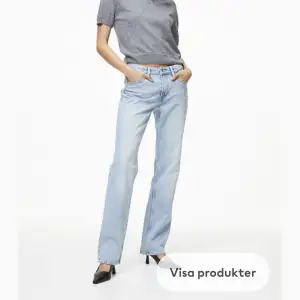 Säljer dessa trendiga jeans från H&M i modellen straight regular jeans. Beställde hem dem och prövade och har tappat bort returetiketten så kan ej lämna tillbaks, alltså aldrig använda. Skitfina men köpte ett par andra så säljer dessa🩷