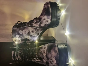 Hot topic klackade boots  - Ett par superfina klackade boots med grå vitt blommigt mönster ifrån hot topic USA . Enbart använda 1 gång.   Storleken står i amerikanska storlekar men en womens 10 i usa är samma sak som en 41 i EU .   Kostade 1600kr nya med frakt till sverige. 