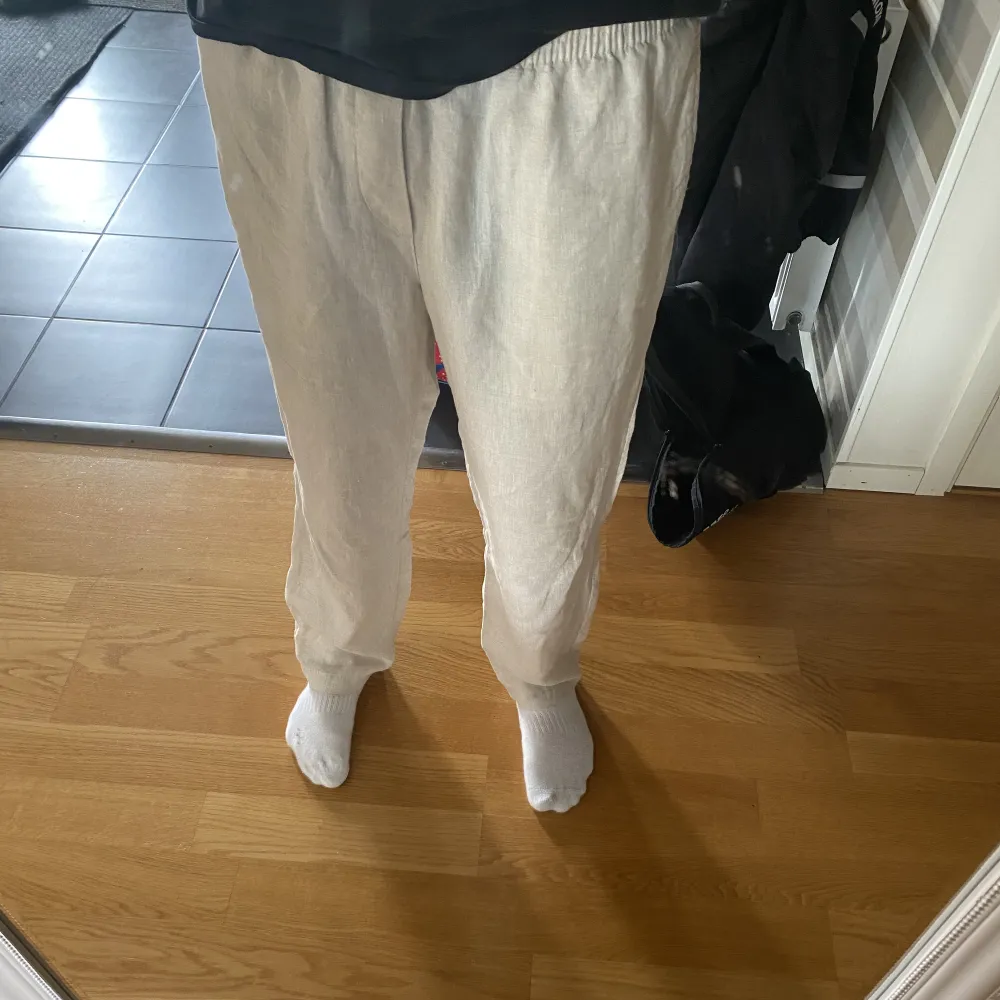 Säljer ett par linne byxor från HM i st XL. Som typ aldrig är använda. 10/10 i skick . Jeans & Byxor.