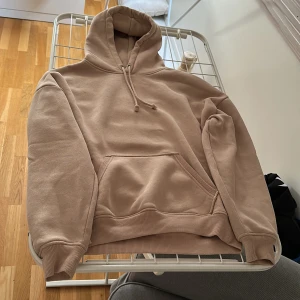 Bikbok hoodie  - Säljer denna hoodie från Bikbok, då den aldrig kommer till användning. I stort sätt aldrig använd. Katterna har satt tassarna i o fått lite trådar uppdragna men inget som märks tydligt när man har den på sig. (Sitter bak på luvan)  Storlek S  