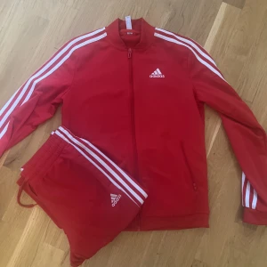 Adidas tracksuit - Adidas set i storlek XS, skulle även säga att den passar S.   Köpt för 700
