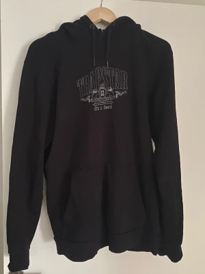 Trapstar hoddie 450kr - Svart trapstar hoddie köpt på trapstars hemsida. Använd cirka 5-10 gånger skick 8/10. Storlek: L  Säljer den pga den är för stor för mig