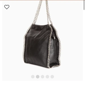 Handväska - En medelstor tiamo handväska, jättefin men den är lite trasig i innerfickan men det syns inte utifrån och inget man stör sig på😍ordinarie pris 600 