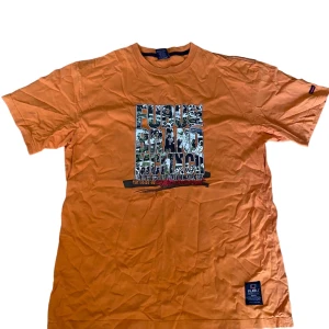 Vintage 00s Fubu T-shirt - Vintage 00s Fubu t-shirt. Tröjan är i bra skick utan fläckar eller skador. Känn dig fri att fråga om du undrar något!