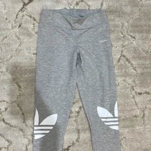Adidas tights  - Knappt använda adidas tights i storlek M men är liten i storleken