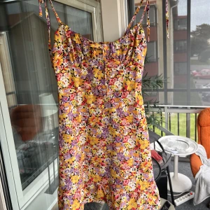 Oanvänd klänning  - Söt klänning från Shein. Oanvänd. Lite för söt för mig bara 