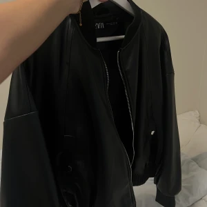 Zara jacka  - Slutsåld trendig zara jacka!! Den är oversize på mig som normalt har storlek 34!! Använd fåtal gånger